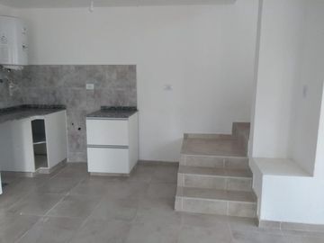 VENTA DE DUPLEX A ESTRENAR EN COMPLEJO SOBRE EL RIO CON SEGURIDAD 24 HS. PISCINA. GIM. BAJADA PROPIA AL RIO