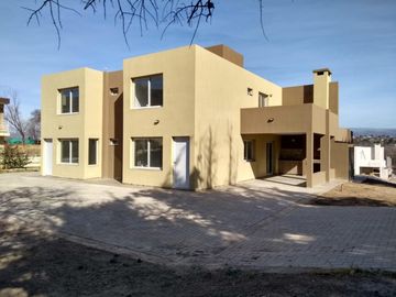 VENTA DE DUPLEX A ESTRENAR EN COMPLEJO SOBRE EL RIO CON SEGURIDAD 24 HS. PISCINA. GIM. BAJADA PROPIA AL RIO
