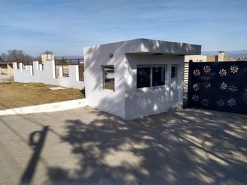VENTA DE DUPLEX A ESTRENAR EN COMPLEJO SOBRE EL RIO CON SEGURIDAD 24 HS. PISCINA. GIM. BAJADA PROPIA AL RIO