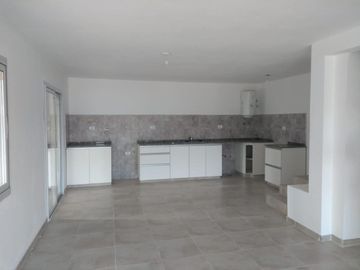 VENTA DE DUPLEX A ESTRENAR EN COMPLEJO SOBRE EL RIO CON SEGURIDAD 24 HS. PISCINA. GIM. BAJADA PROPIA AL RIO
