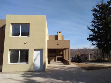 VENTA DE DUPLEX A ESTRENAR EN COMPLEJO SOBRE EL RIO CON SEGURIDAD 24 HS. PISCINA. GIM. BAJADA PROPIA AL RIO