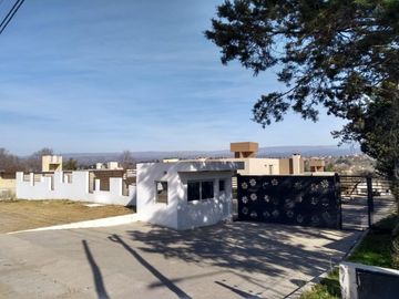 VENTA DE DUPLEX A ESTRENAR EN COMPLEJO SOBRE EL RIO CON SEGURIDAD 24 HS. PISCINA. GIM. BAJADA PROPIA AL RIO