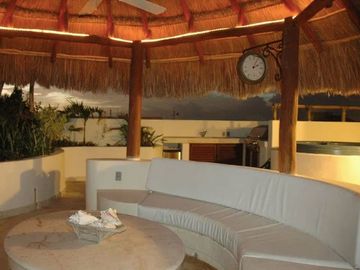 Penthouse de 3 recamaras con jacuzzi privado a pasos del mar y la quinta avenida