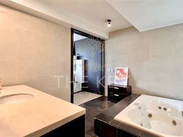 Amplio Departamento en venta de 1 dorm. 2 baños Lo Barnechea