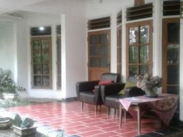 Rumah Dukuh Kupang Timur, Strategis