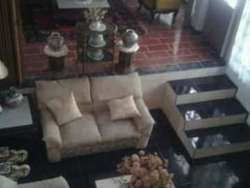 Rumah Dukuh Kupang Timur, Strategis