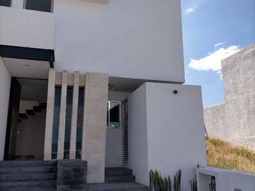 Preciosa Casa en Bio Grand Juriquilla, 3 Recamaras, SalaTV, Jardín, Terreno 180m