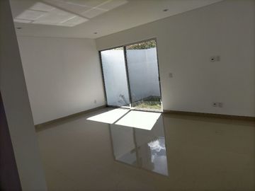 Preciosa Casa en Bio Grand Juriquilla, 3 Recamaras, SalaTV, Jardín, Terreno 180m