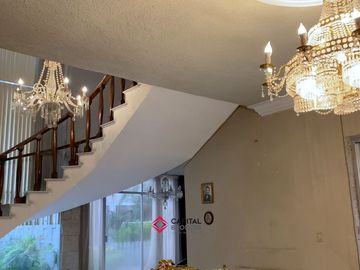 Casa para remodelar en venta en Colinas de San Javier Lujo