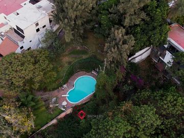 Casa para remodelar en venta en Colinas de San Javier Lujo