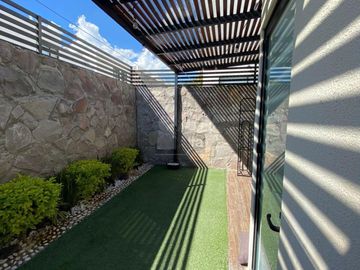 Casa en venta, super bonita, en privada con alberca en Juriquilla
