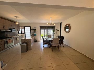 Casa en venta, super bonita, en privada con alberca en Juriquilla