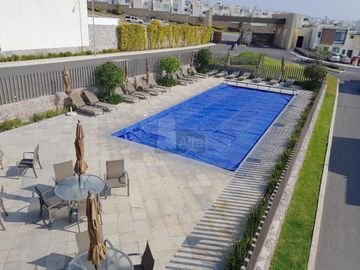 Casa en venta, super bonita, en privada con alberca en Juriquilla