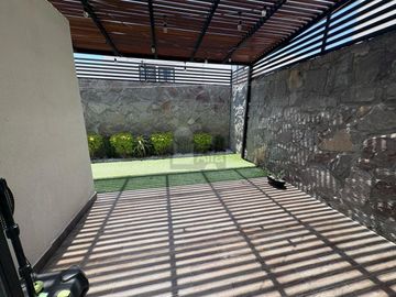 Casa en venta, super bonita, en privada con alberca en Juriquilla