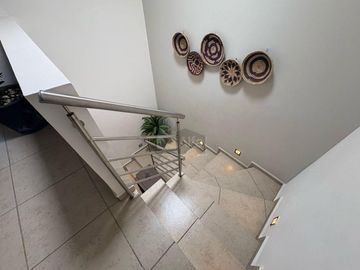 Casa en venta, super bonita, en privada con alberca en Juriquilla