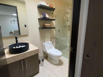 Casa en venta, super bonita, en privada con alberca en Juriquilla