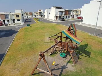 Casa en venta, super bonita, en privada con alberca en Juriquilla