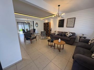 Casa en venta, super bonita, en privada con alberca en Juriquilla