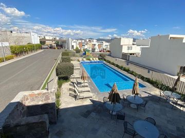 Casa en venta, super bonita, en privada con alberca en Juriquilla