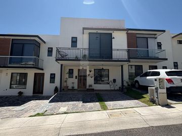 Casa en venta, super bonita, en privada con alberca en Juriquilla