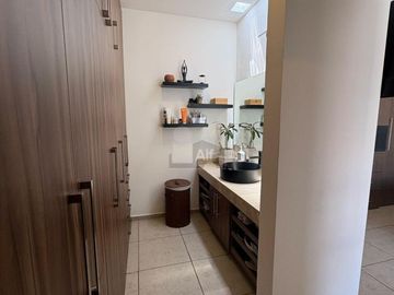 Casa en venta, super bonita, en privada con alberca en Juriquilla
