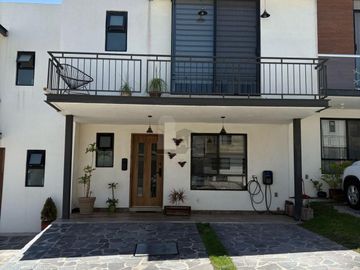 Casa en venta, super bonita, en privada con alberca en Juriquilla