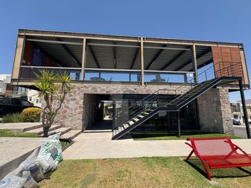Casa en venta, super bonita, en privada con alberca en Juriquilla