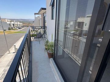 Casa en venta, super bonita, en privada con alberca en Juriquilla