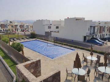 Casa en venta, super bonita, en privada con alberca en Juriquilla