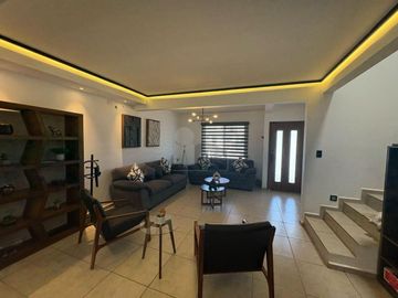 Casa en venta, super bonita, en privada con alberca en Juriquilla