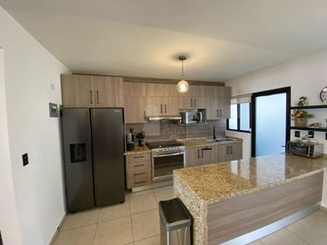 Casa en venta, super bonita, en privada con alberca en Juriquilla