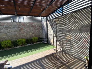 Casa en venta, super bonita, en privada con alberca en Juriquilla