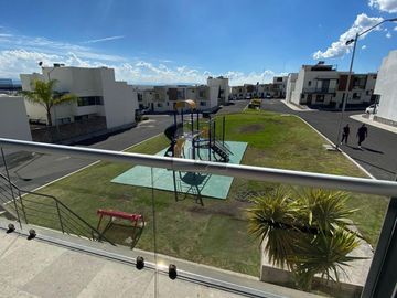 Casa en venta, super bonita, en privada con alberca en Juriquilla