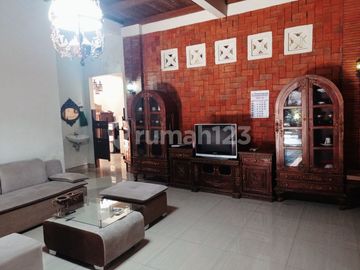 Rumah Serasa Villa Desain Jawa dengan Pendopo Kadipiro Solo