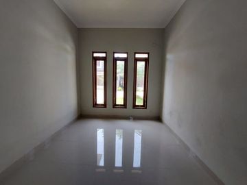 DIJUAL RUMAH SIAP HUNI JOGJA TIMUR 2 LANTAI DALAM PERUMAHAN
