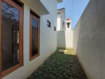 DIJUAL RUMAH SIAP HUNI JOGJA TIMUR 2 LANTAI DALAM PERUMAHAN