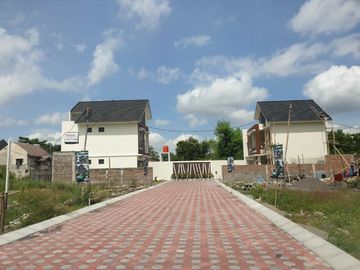 DIJUAL RUMAH SIAP HUNI JOGJA TIMUR 2 LANTAI DALAM PERUMAHAN
