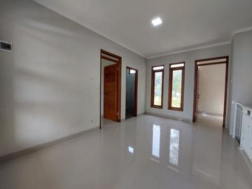 DIJUAL RUMAH SIAP HUNI JOGJA TIMUR 2 LANTAI DALAM PERUMAHAN