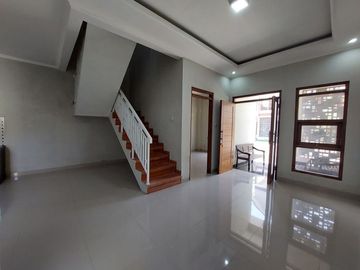 DIJUAL RUMAH SIAP HUNI JOGJA TIMUR 2 LANTAI DALAM PERUMAHAN