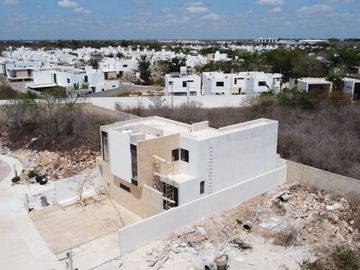 Casa en venta al norte de Mérida en privada con amenidades