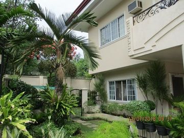 House and lot for sale in Cebu City, Villa Terrace with big lawn with amenties