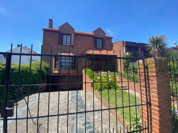 Chalet 4 ambientes sobre lote de 468 mts.