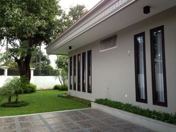ukiauw.Rumah pusat kota Jl Ry Ambengan Cocok buat rumah Dinas atau kantor