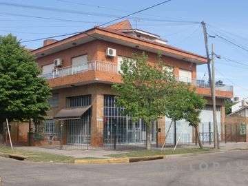 BLOCK (dos locales y un departamento) ubicado a 20 metros de Avenida Hipólito Yrigoyen.