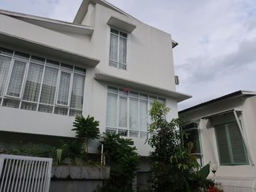 Rumah Homey 3 Lantai Bukit Dago Utara Bandung