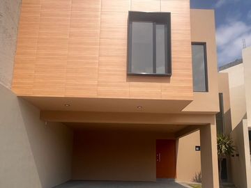 CASA EN VENTA EN ALTO LAGO