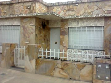 Extraordinaria Casa en zona sur  muy amplia APTA CREDITO !!!!