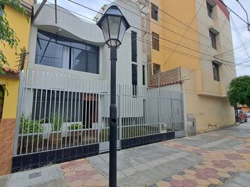 🏡 ¡Descubre tu futuro hogar en Chiclayo! 🌟

Te presentamos este acogedor departamento ubicado en la dirección: Los Cactos 330. Con una moderna const