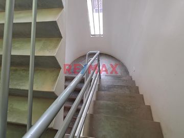 🏡 ¡Descubre tu futuro hogar en Chiclayo! 🌟

Te presentamos este acogedor departamento ubicado en la dirección: Los Cactos 330. Con una moderna const