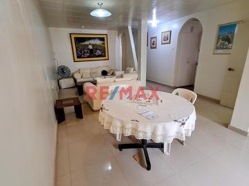 🏡 ¡Descubre tu futuro hogar en Chiclayo! 🌟

Te presentamos este acogedor departamento ubicado en la dirección: Los Cactos 330. Con una moderna const